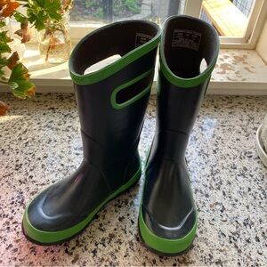 BOGS Kids Rain Boots Solid Navy Green Trim Like New Size 13
